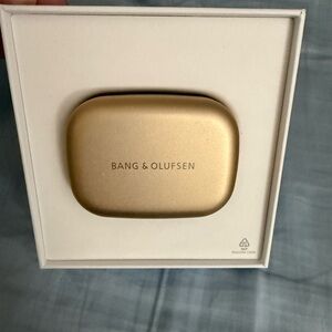 Bag and Olufsen Beoplay EQ wireless bluetooth earphone